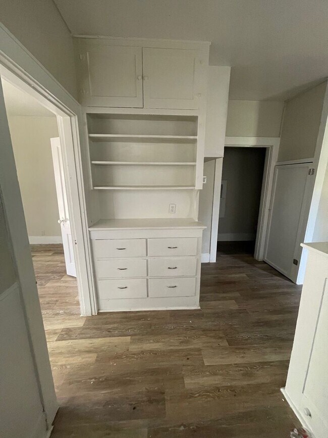 Building Photo - D&amp;G Ventures LLC-516/518 S. Nueces