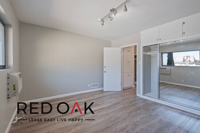 Foto del edificio - ~1 Month FREE~ Incredible Top Floor Two Be...