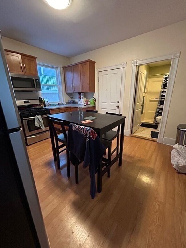 Foto del edificio - MISSION HILL 4 BED/2 BATH WITH UPDATED KITCHEN - WATER INCLUDED