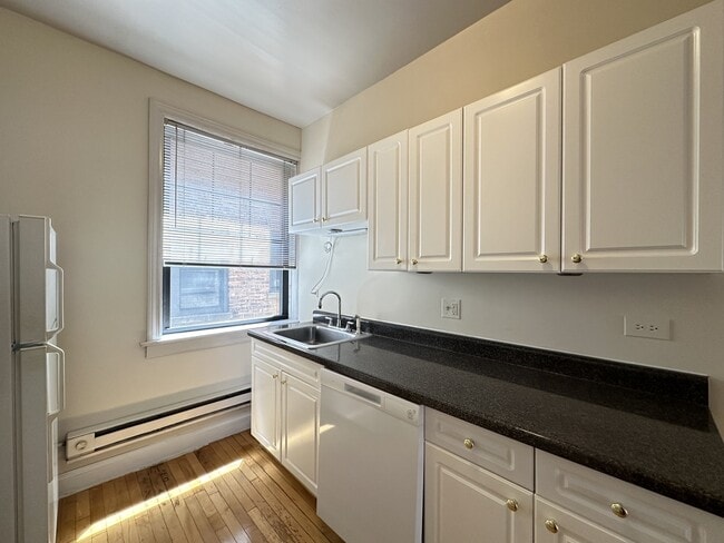Building Photo - 1318 Oak Ave