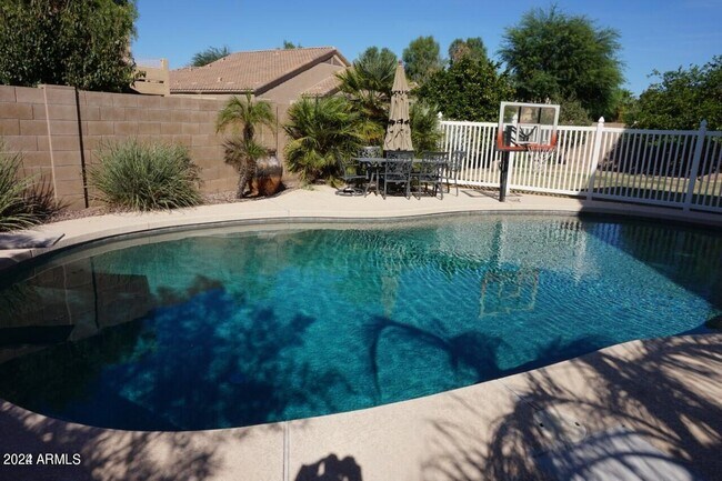 Foto del edificio - 4940 E Runaway Bay Dr