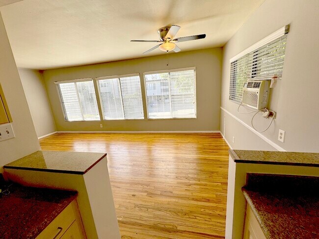 dinning area from kitchen - 556 Kings N Rd