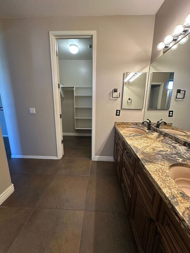 Building Photo - Super Sharp and Spacious 3 Bedroom 2 Bath ...