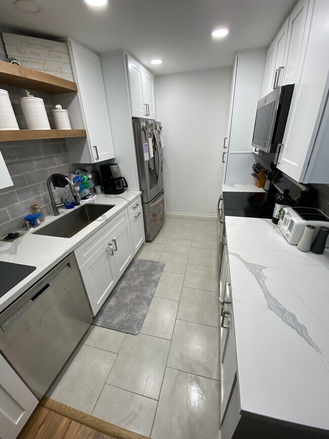 Kitchen - 2828 Famosa Blvd