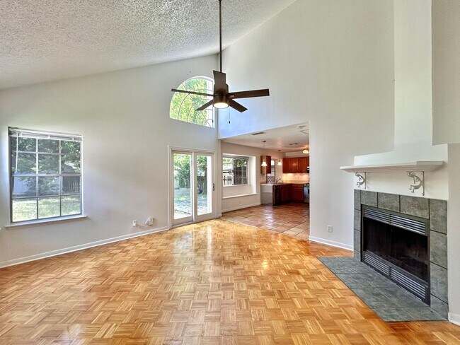 Building Photo - Spacious 3BR/2.5BA Two-Level Home with Fen...