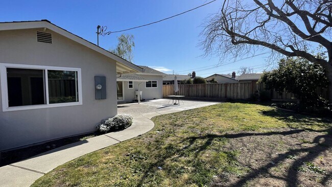 Building Photo - 4BD/3BA - Modern Home in Convenient Location: Updated Features, Near Parks & Shops, Pet-Friendly ...