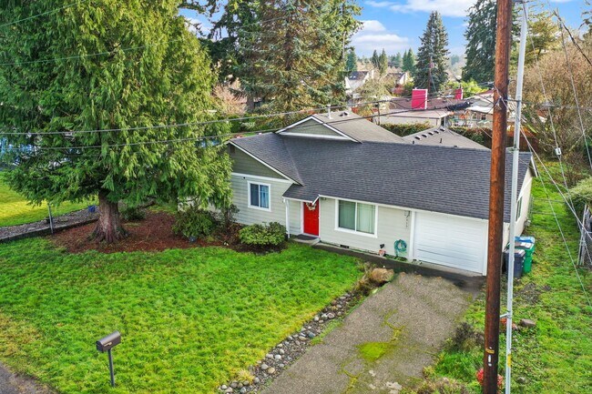 Building Photo - Great location with 3 bedrooms, office, 2 ...