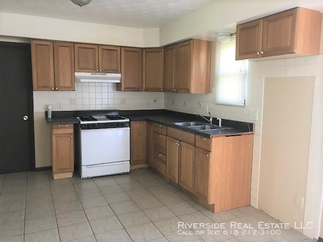 Building Photo - 3 bedroom house with Attached 1 car garage!