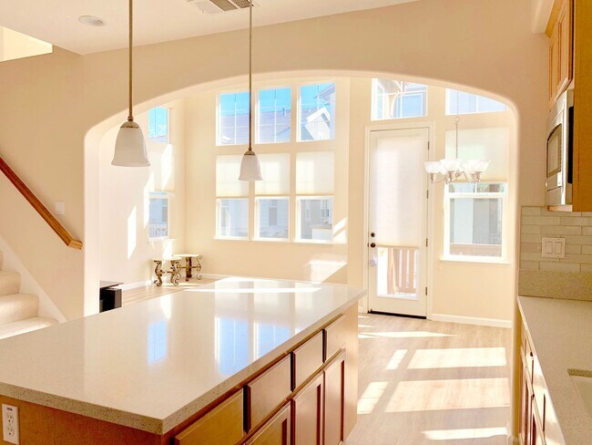 Foto del edificio - Perfect Shape Large 3 Story Single Family ...