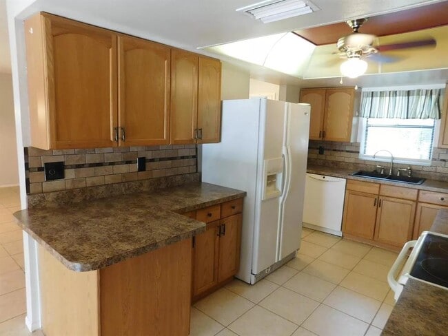 Foto del edificio - 902 Plum Tree Ln