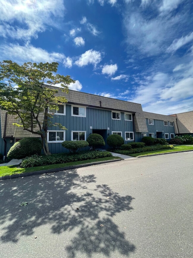 Building Photo - 1187 Stratfield Rd