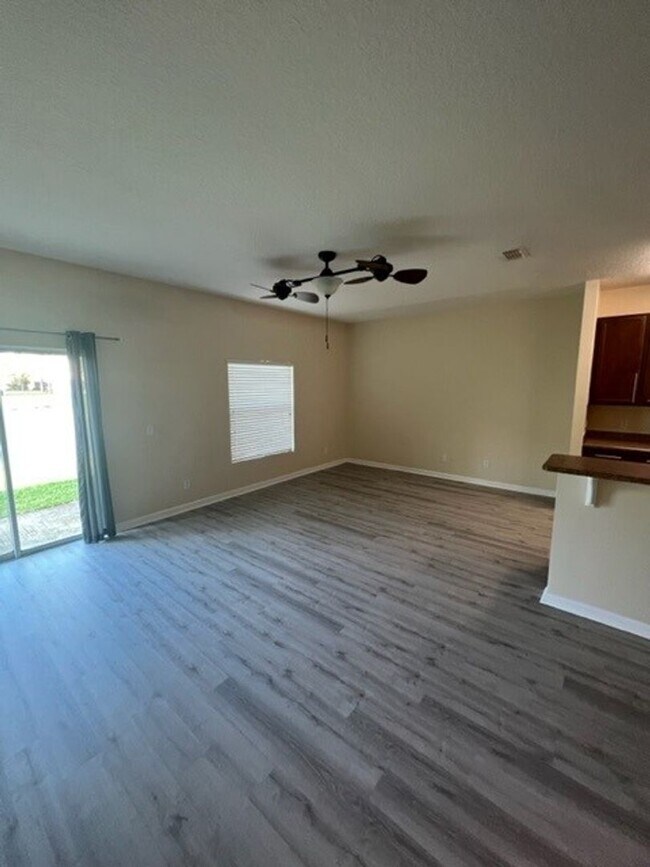 Building Photo - BEAUTIFUL 3 BD/2.5 BA TOWNHOUSE IN LAKE WA...