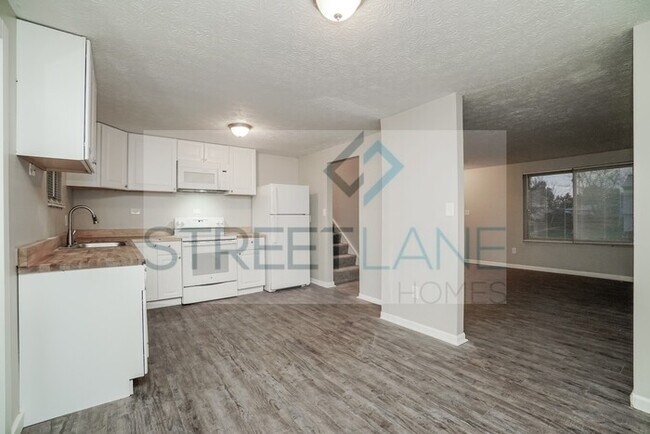 Building Photo - REDUCED!