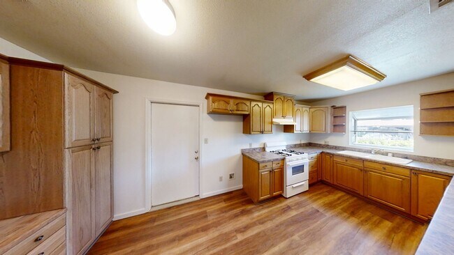 Building Photo - Spacious 2 bedroom 2 bath