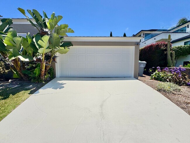 Foto del edificio - 3bd/1ba OB Home with OCEAN VIEWS! Hardwood floors, fenced yard, garage, laundry!