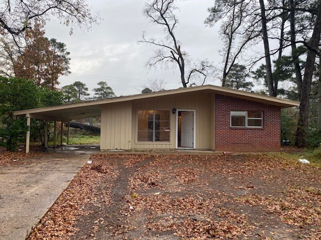 Primary Photo - 835 Pine Tree Dr