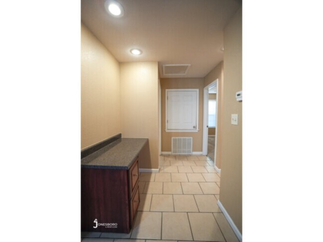 Building Photo - Southpointe - Water/Sewer Included