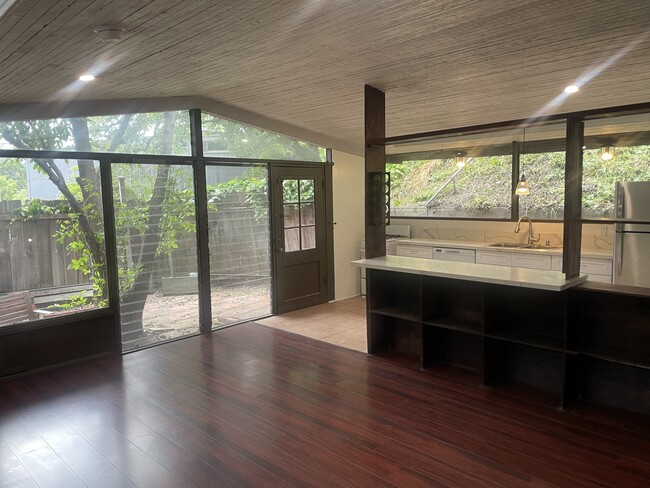 Foto del edificio - 815 N Beverly Glen Blvd