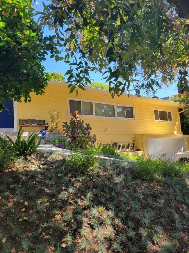 Building Photo - Charming 1940's home in prime Studio City