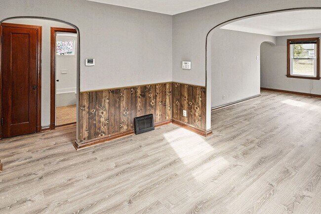 Building Photo - 3 Bed / 1 Bath | Ferguson, MO | $1,220/mo