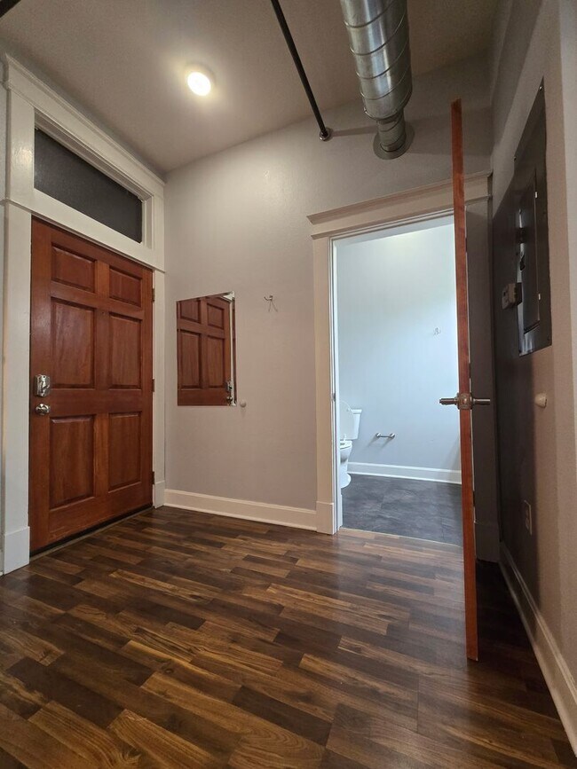 Foto del edificio - 302 W Commercial St