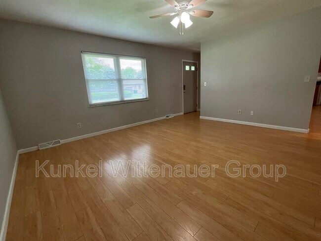 Building Photo - 304 S Hilgard St