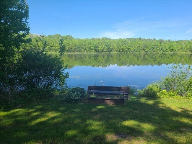 Foto del edificio - 21 Thayer Pond Dr