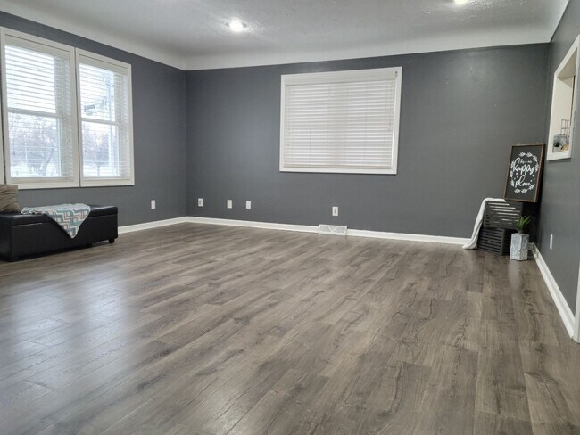 Foto del edificio - BEAUTIFUL UPDATED 3 BEDROOM 2 BATH HOUSE!