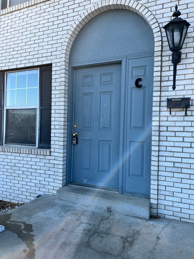 Foto del edificio - 1210 W Main St