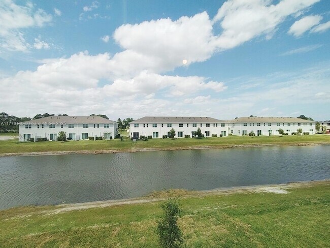 Building Photo - 535 Rivergrass St