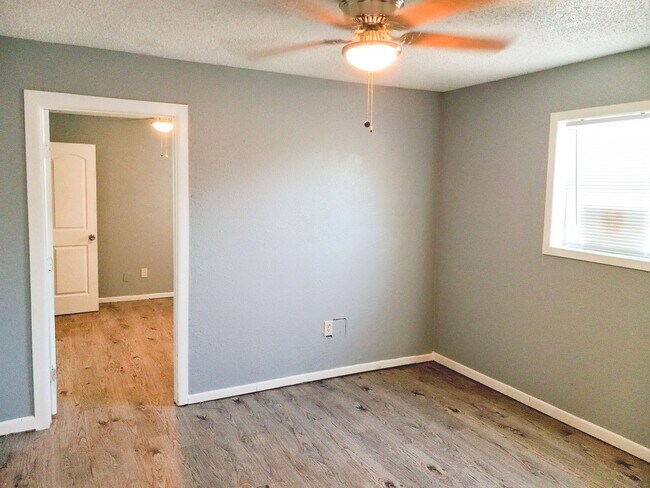 Building Photo - $0 First Month's Rent / $0 Deposit at Move-in