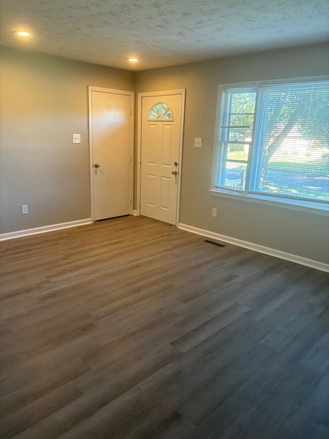 Building Photo - 4br/1.5bth $1850 move-in special $1700 mon...