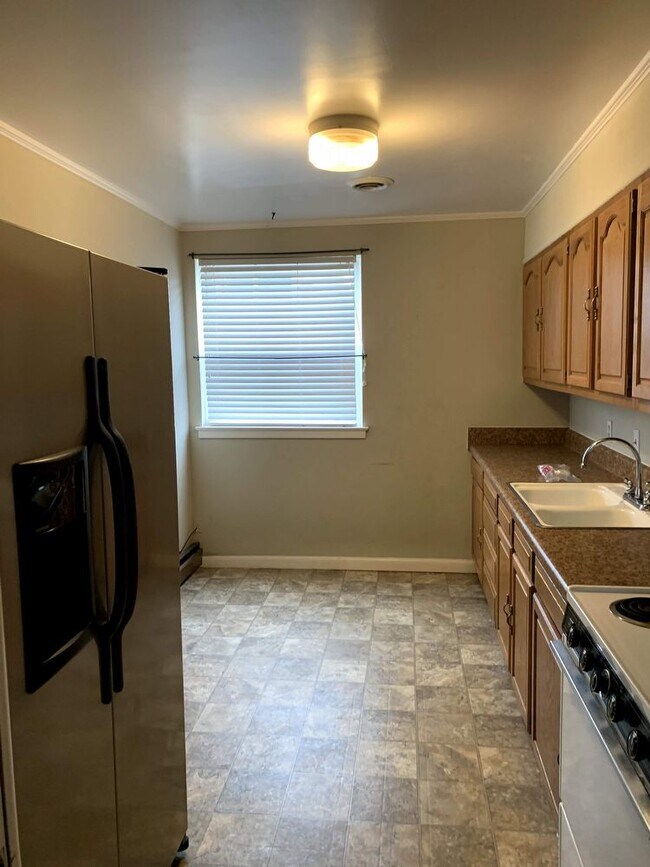 Building Photo - 2 Bedroom 1  Bath Downstairs Apartment