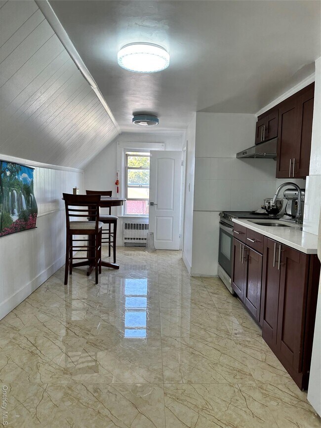 Foto del edificio - 77-02-77164 164th St