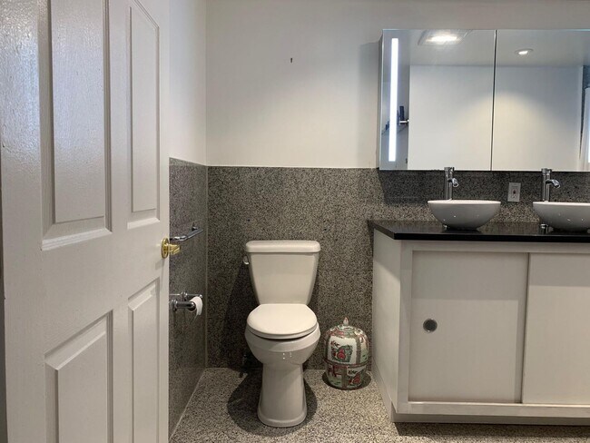 Foto del edificio - 1BR - $1750