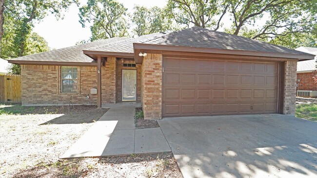 Foto del edificio - 3-2-2 Brick Home in Chimney Rock!