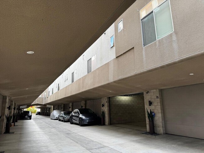 Foto del edificio - 717 Highland Ave