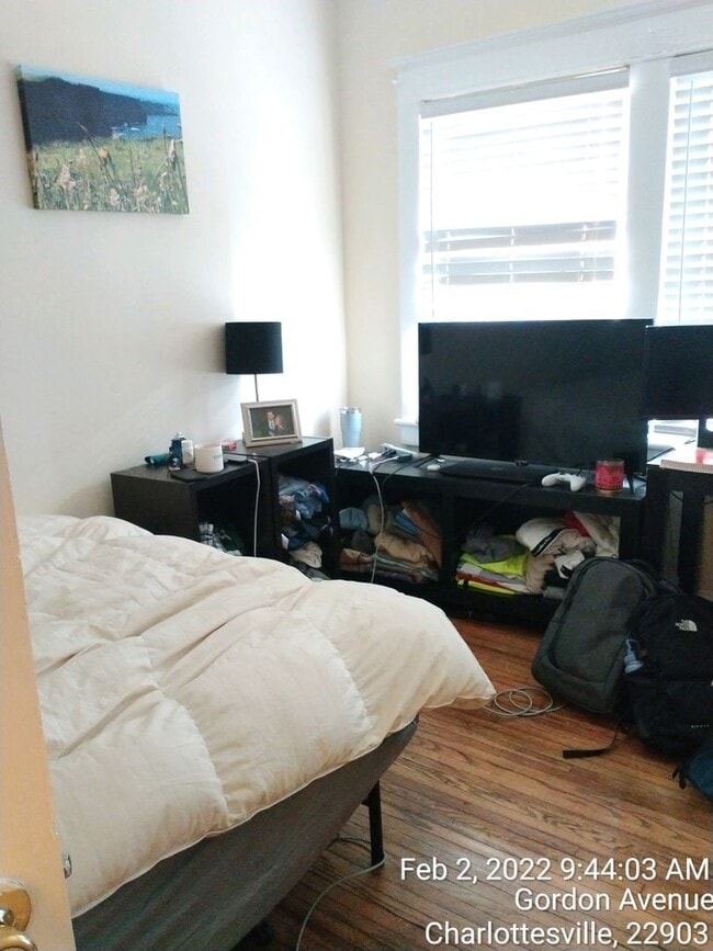 Building Photo - GORDON AVE HEART OF UVA 6 BR, 2 Bath Leasi...