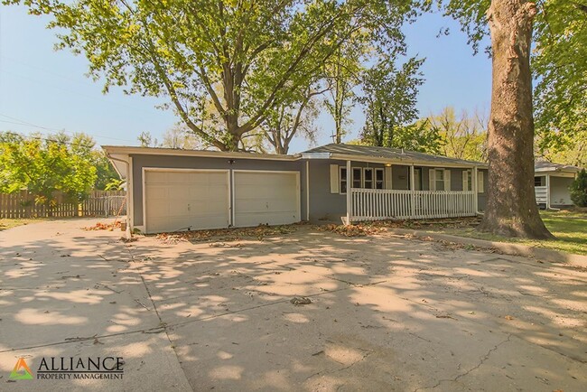 Building Photo - 360° VIRTUAL TOUR ~ Large Home on East Sid...