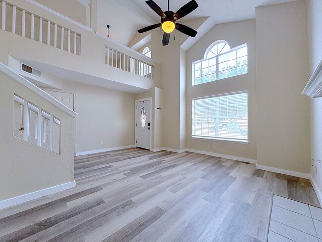 Foto del edificio - East El Paso Split Tri-Level 3 bed/2 bath Refrig A/C with bonus loft!