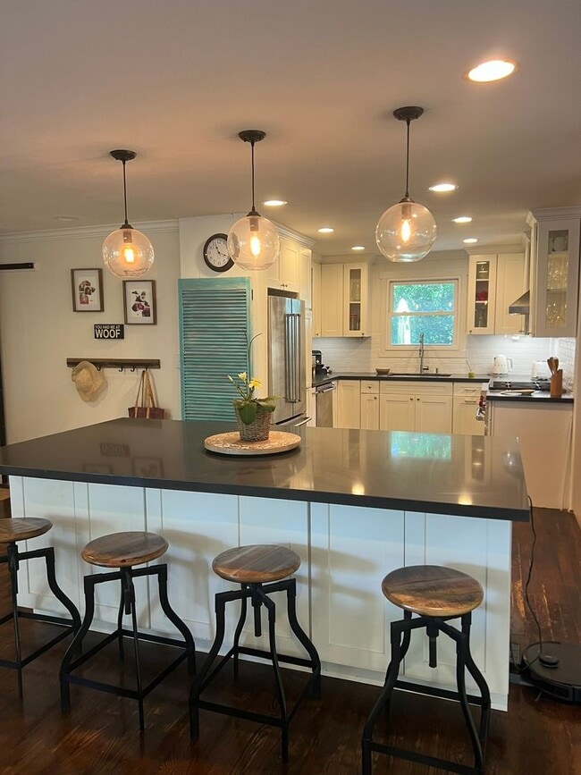 Foto del edificio - Privately Gated, Cool, Spacious Home, Tuck...
