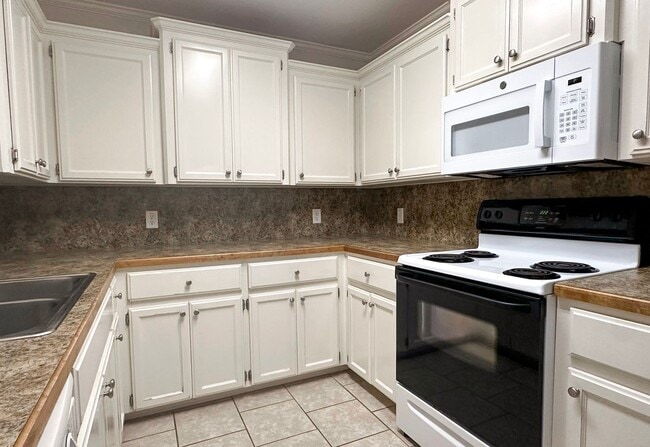 Building Photo - Galloping Way Triplex