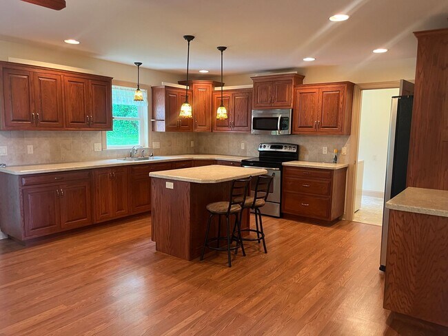 Foto del edificio - Now Leasing – Beautiful Well Maintained 3-...