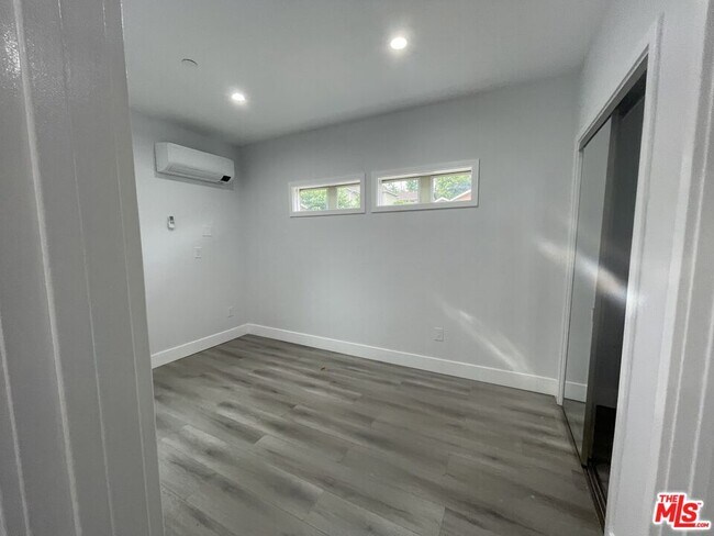 Foto del edificio - 6206 Mayfield Ave