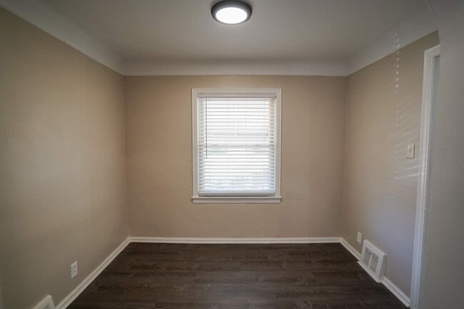 Foto del edificio - This beautifully updated 3-bedroom, 2-bath...