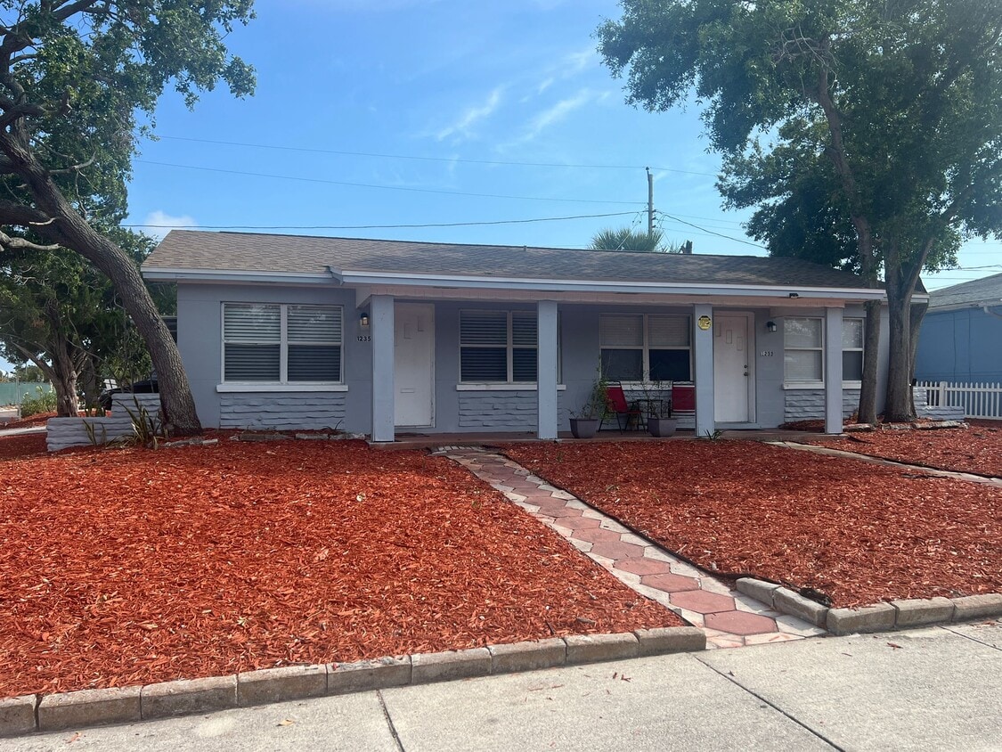 Primary Photo - 1235 Grove St