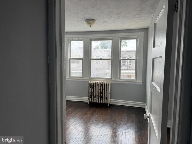 Building Photo - 160 Roselyn St