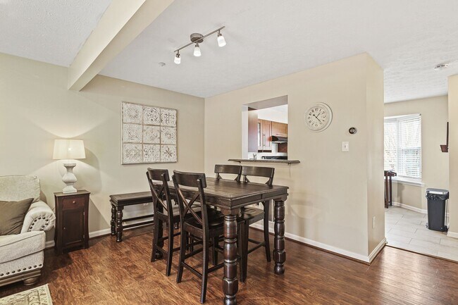 Building Photo - Bright & Spacious 3-Bedroom, 2 Full & 2 Half Bath in New Market