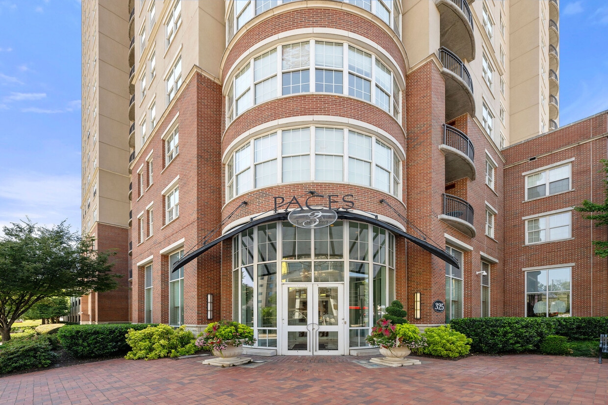 Foto principal - 325 E Paces Ferry Rd NE