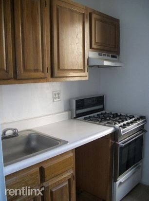 Building Photo - 190 E Mosholu Pky S